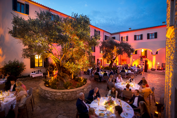 Patio Manor House with round tables_webb